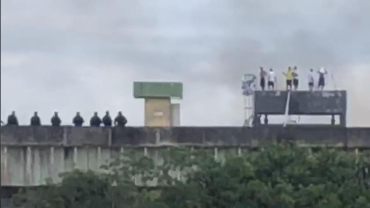 Presos batem em refém que está com rebelados em cima da caixa d'água na UPP Presos batem em refém que está com rebelados em cima da caixa d'água na UPP