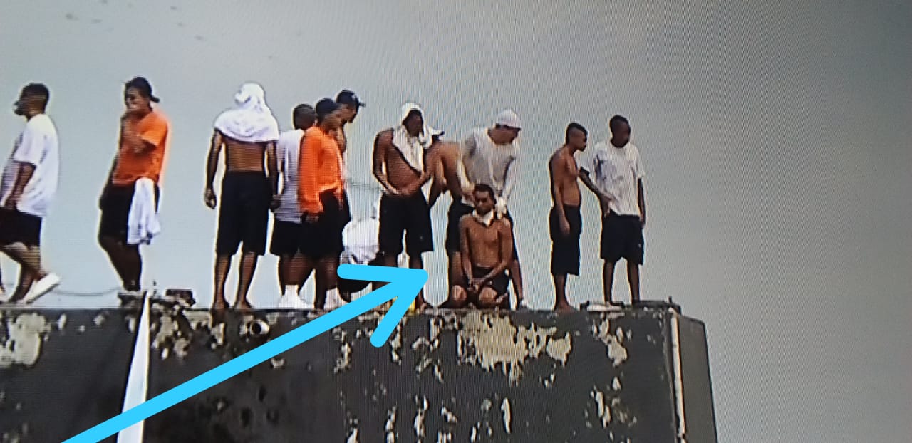 Presos mantém refém em caixa d'água, de joelhos; pode ser rival de facção ou um agente. Veja fotos Presos mantém refém em caixa d'água, de joelhos; pode ser rival de facção ou um agente. Veja fotos