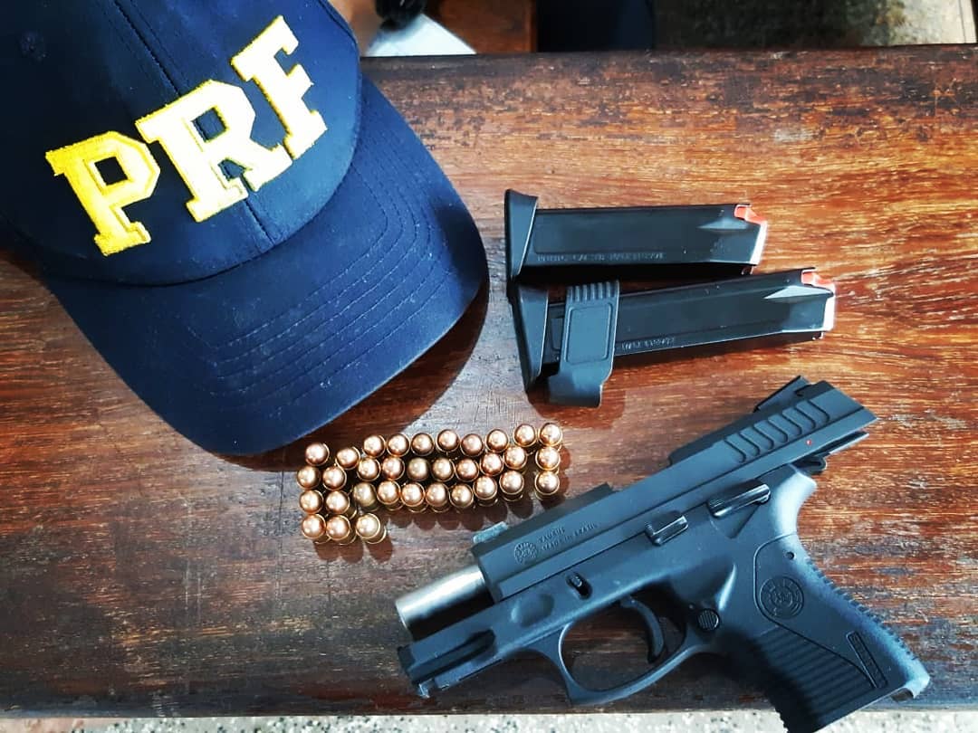 PRF apreende madeira ilegal na BR-174 e prende homens com armas na BR-319 PRF apreende madeira ilegal na BR-174 e prende homens com armas na BR-319