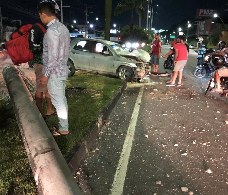 Motorista perde controle e bate contra poste na Torquato Tapajós Motorista perde controle e bate contra poste na Torquato Tapajós