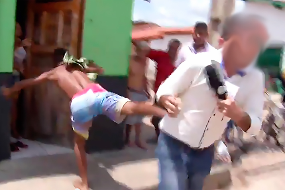 Ataques a m&eacute;dicos e jornalistas