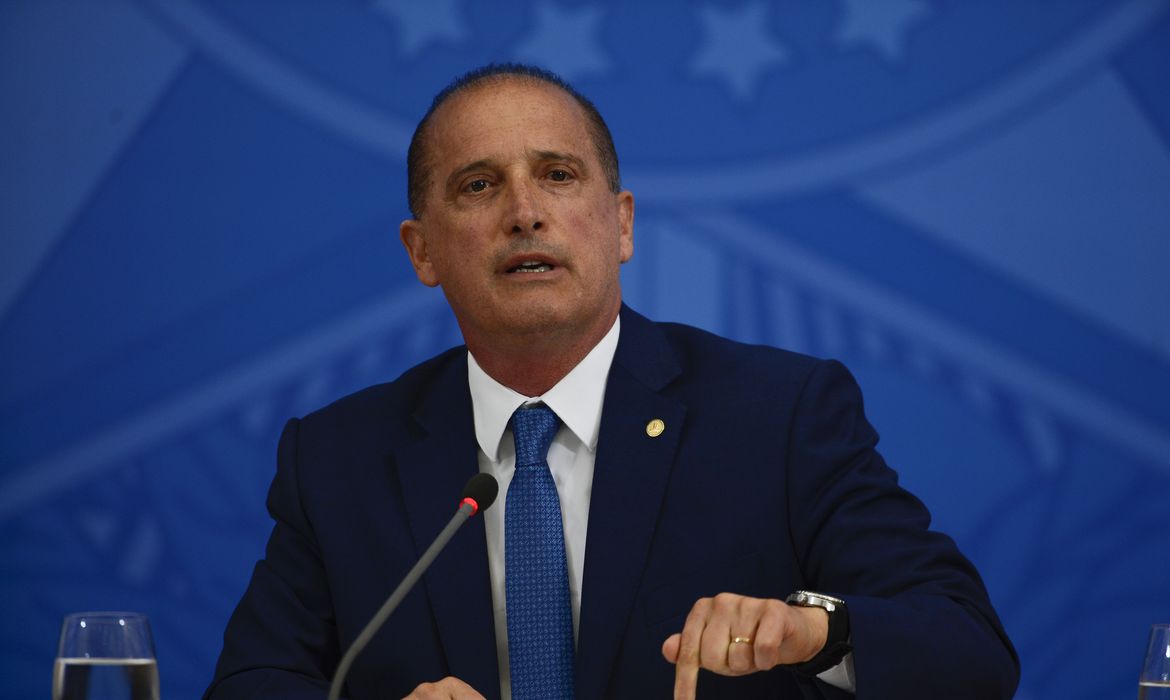 Mães menores de idade e pais solteiros receberão auxílio emergencial Mães menores de idade e pais solteiros receberão auxílio emergencial