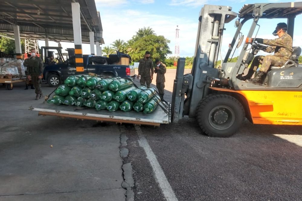 União é obrigada a trazer cilindros de oxigênio por via aérea para combater crise no AM União é obrigada a trazer cilindros de oxigênio por via aérea para combater crise no AM