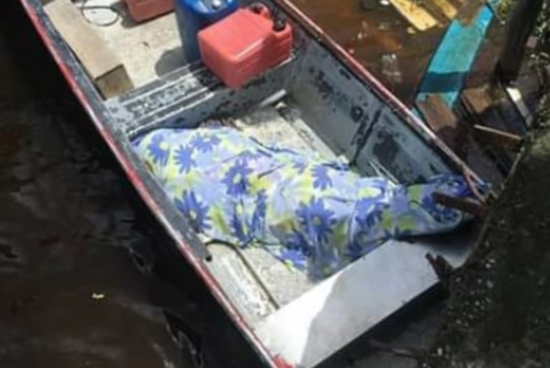 Homem é morto a tiros em Novo Airão e corpo é trazido de voadeira para Manaus Homem é morto a tiros em Novo Airão e corpo é trazido de voadeira para Manaus