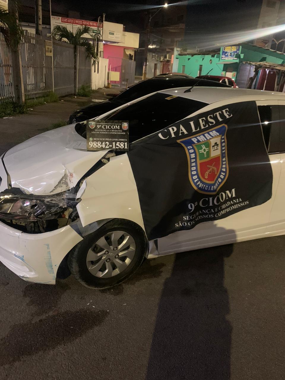 Motorista de app joga carro em direção de muro de DIP e foge de roubo Motorista de app joga carro em direção de muro de DIP e foge de roubo
