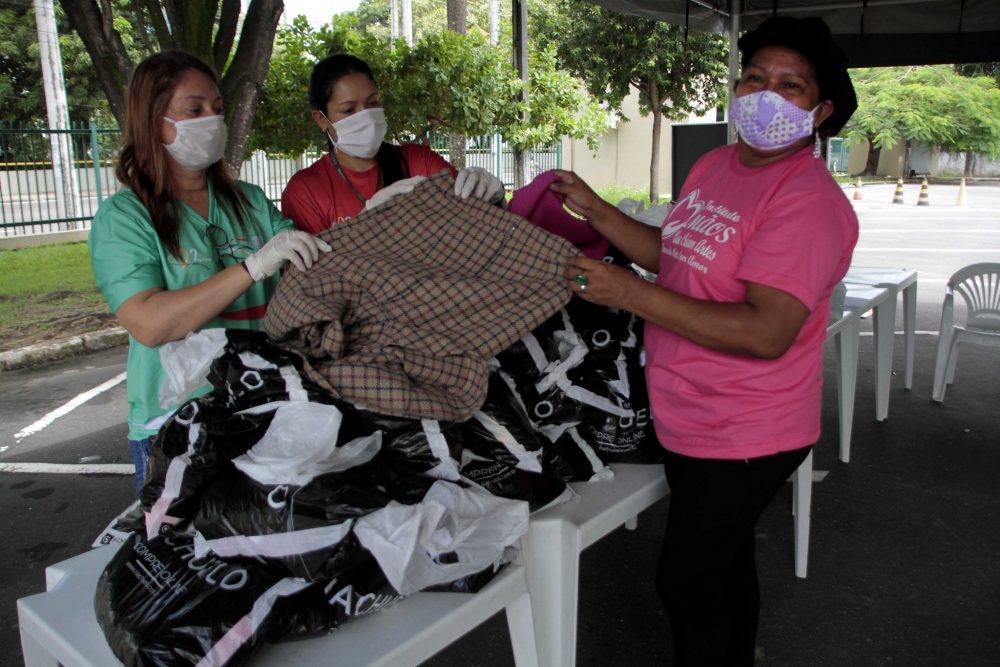 Distribuição de 25 mil peças doadas pela Riachuelo segue até fim do mês Distribuição de 25 mil peças doadas pela Riachuelo segue até fim do mês