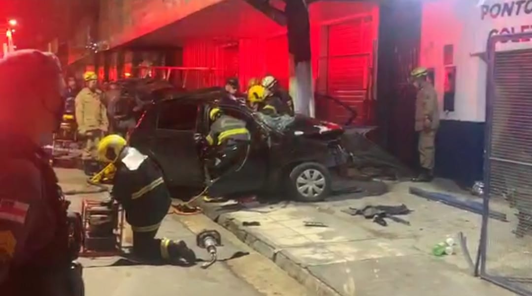 Motorista fica preso nas ferragens após bater carro contra poste na Autaz Mirim Motorista fica preso nas ferragens após bater carro contra poste na Autaz Mirim