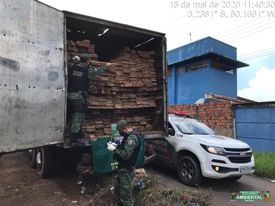 Batalhão Ambiental da PM apreende madeira ilegal na rodovia de Iranduba Batalhão Ambiental da PM apreende madeira ilegal na rodovia de Iranduba