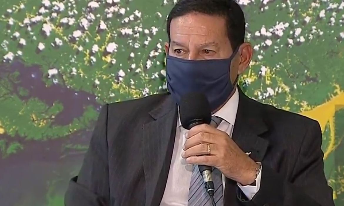 Mourão entra em isolamento após contato com servidor com coronavírus Mourão entra em isolamento após contato com servidor com coronavírus