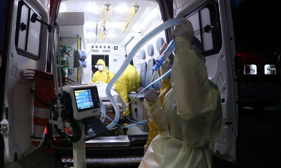 Brasil tem 14,9 mil novos casos e 816 novas mortes por Covid-19 Brasil tem 14,9 mil novos casos e 816 novas mortes por Covid-19