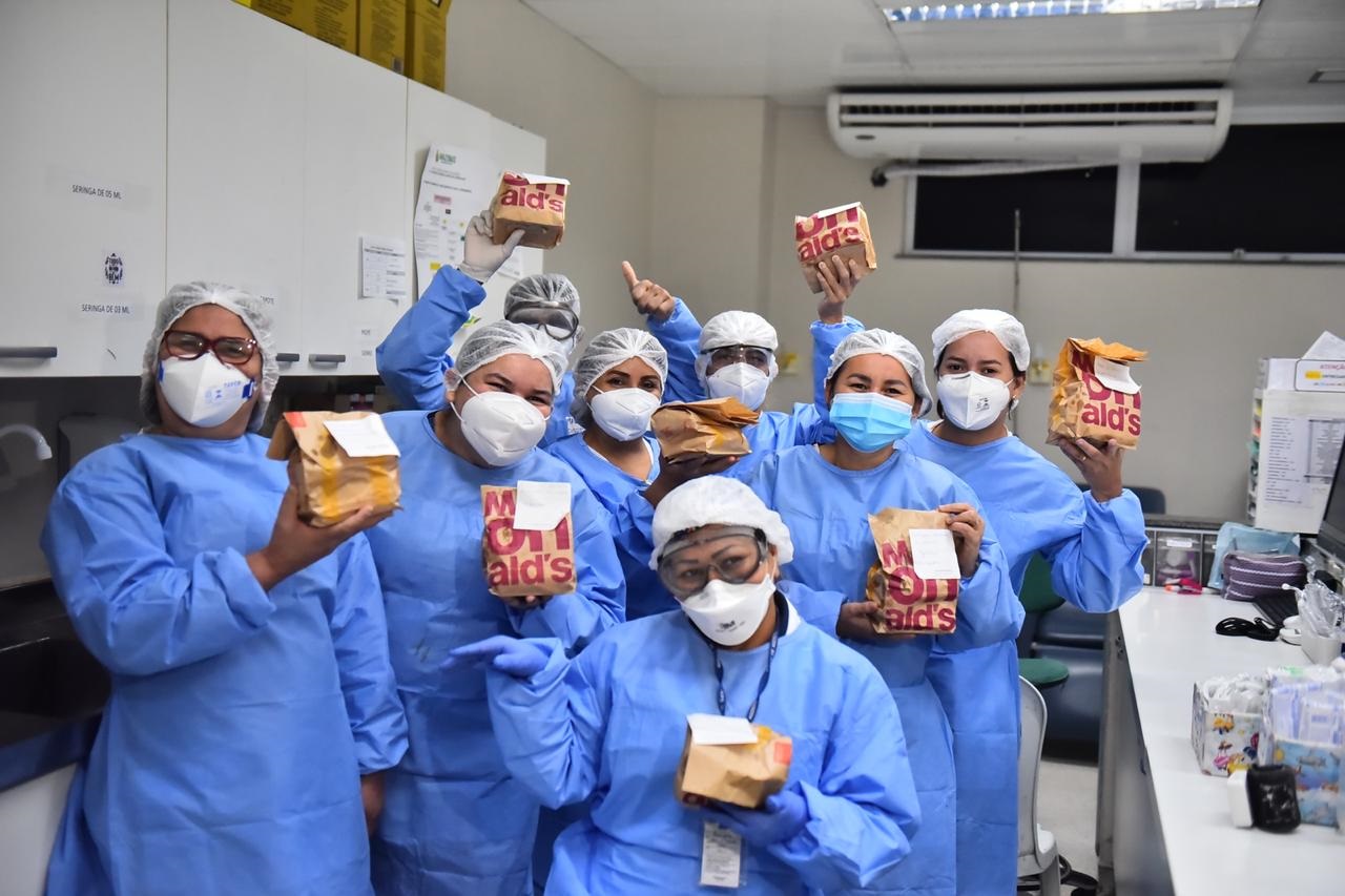 Funcionários do Hospital 28 de Agosto recebem doação de refeições na campanha McObrigado Funcionários do Hospital 28 de Agosto recebem doação de refeições na campanha McObrigado
