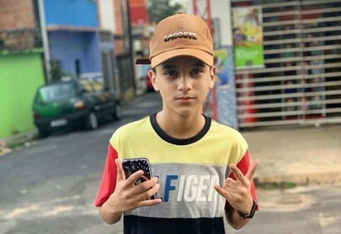 Prefeito lamenta morte de estudante de escola municipal, vítima de bala perdida na Compensa Prefeito lamenta morte de estudante de escola municipal, vítima de bala perdida na Compensa
