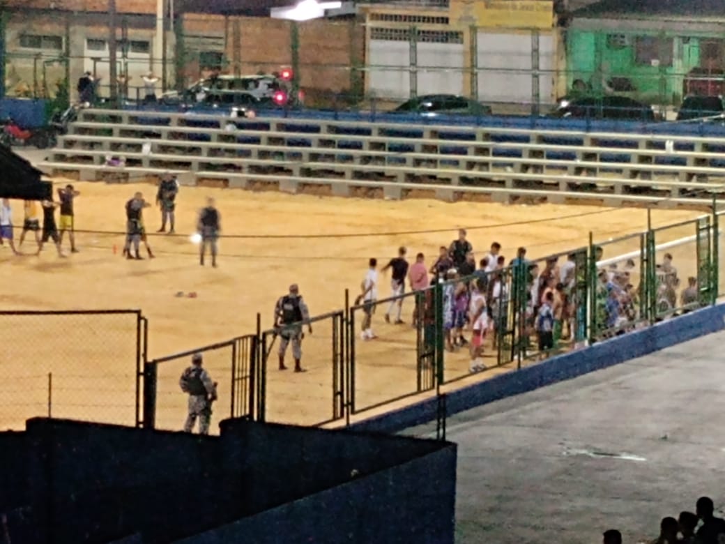 Partida de futebol &eacute; interrompida por PM por grande aglomera&ccedil;&atilde;o e suspeita de drogas no Mutir&atilde;o