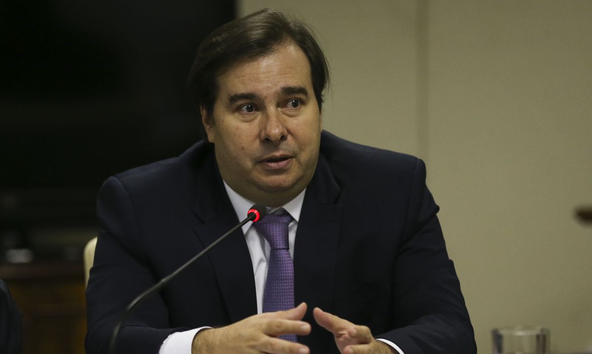 Maia estuda 1&ordm; turno da elei&ccedil;&atilde;o para 15 de novembro ou 6 de dezembro