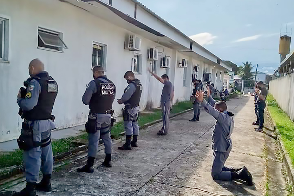 PMs oram e fazem vigília PMs oram e fazem vigília