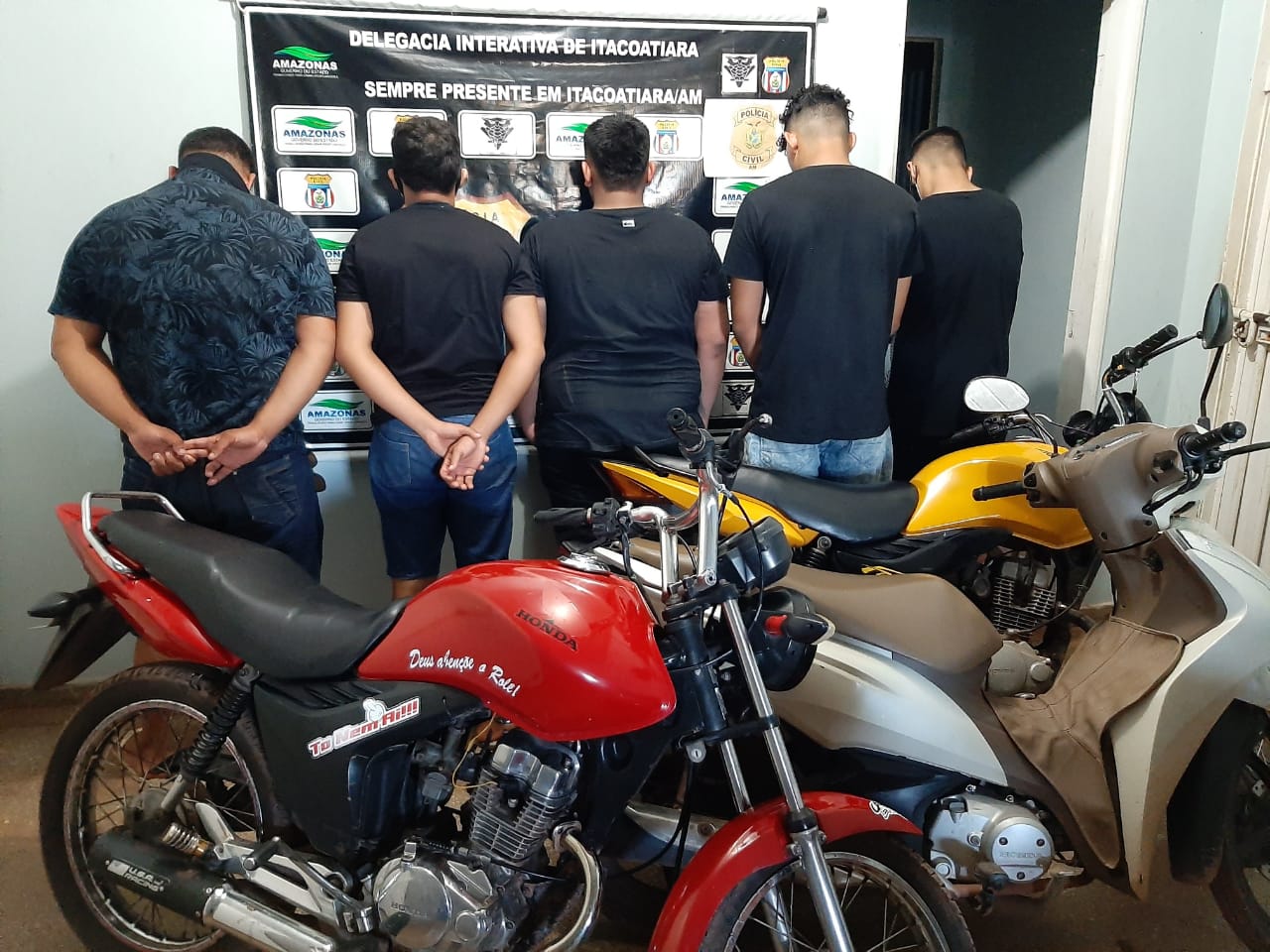 'Cavalos de pau' levam à detenção de grupo após cortejo de adolescente; acidente matou uma família inteira 'Cavalos de pau' levam à detenção de grupo após cortejo de adolescente; acidente matou uma família inteira