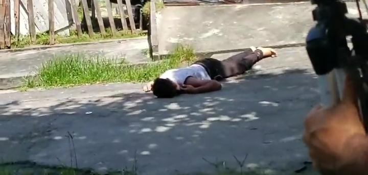 Motoqueiro é morto no Novo Aleixo; garupa e atirador fogem após crime Motoqueiro é morto no Novo Aleixo; garupa e atirador fogem após crime