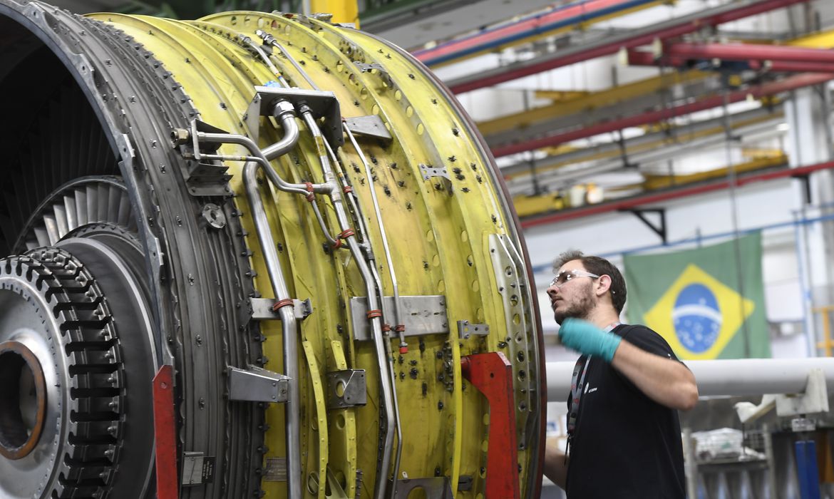Economia brasileira recua 1,5% no primeiro trimestre Economia brasileira recua 1,5% no primeiro trimestre