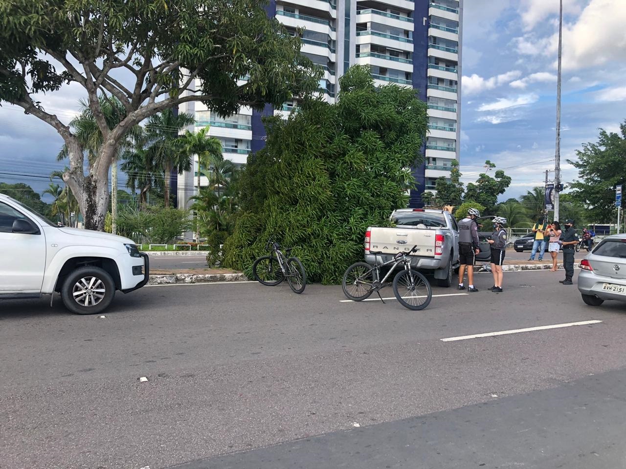 Motorista tem mal súbito e bate contra árvore na Ponta Negra; carro colide em ônibus na Cidade Nova