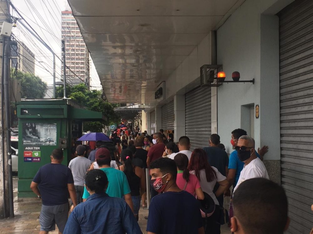 Aglomeração, filas e pessoas sem máscaras tomam o Centro no primeiro dia de reabertura de comércio Aglomeração, filas e pessoas sem máscaras tomam o Centro no primeiro dia de reabertura de comércio