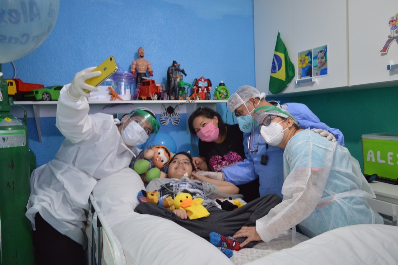 Após 9 anos, paciente mais antigo do Icam recebe alta hospitalar Após 9 anos, paciente mais antigo do Icam recebe alta hospitalar