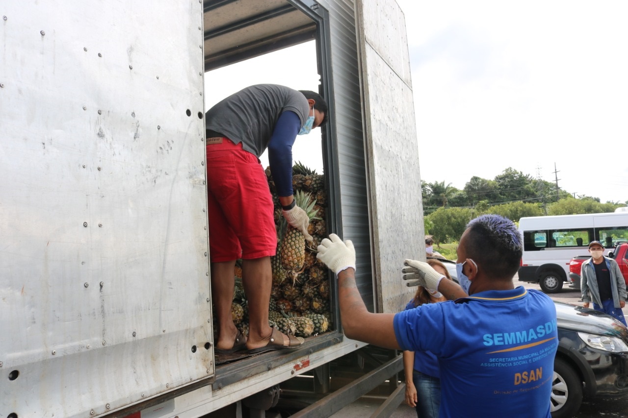Sepror entrega 10t de abacaxi a institui&ccedil;&otilde;es carentes em Manaus