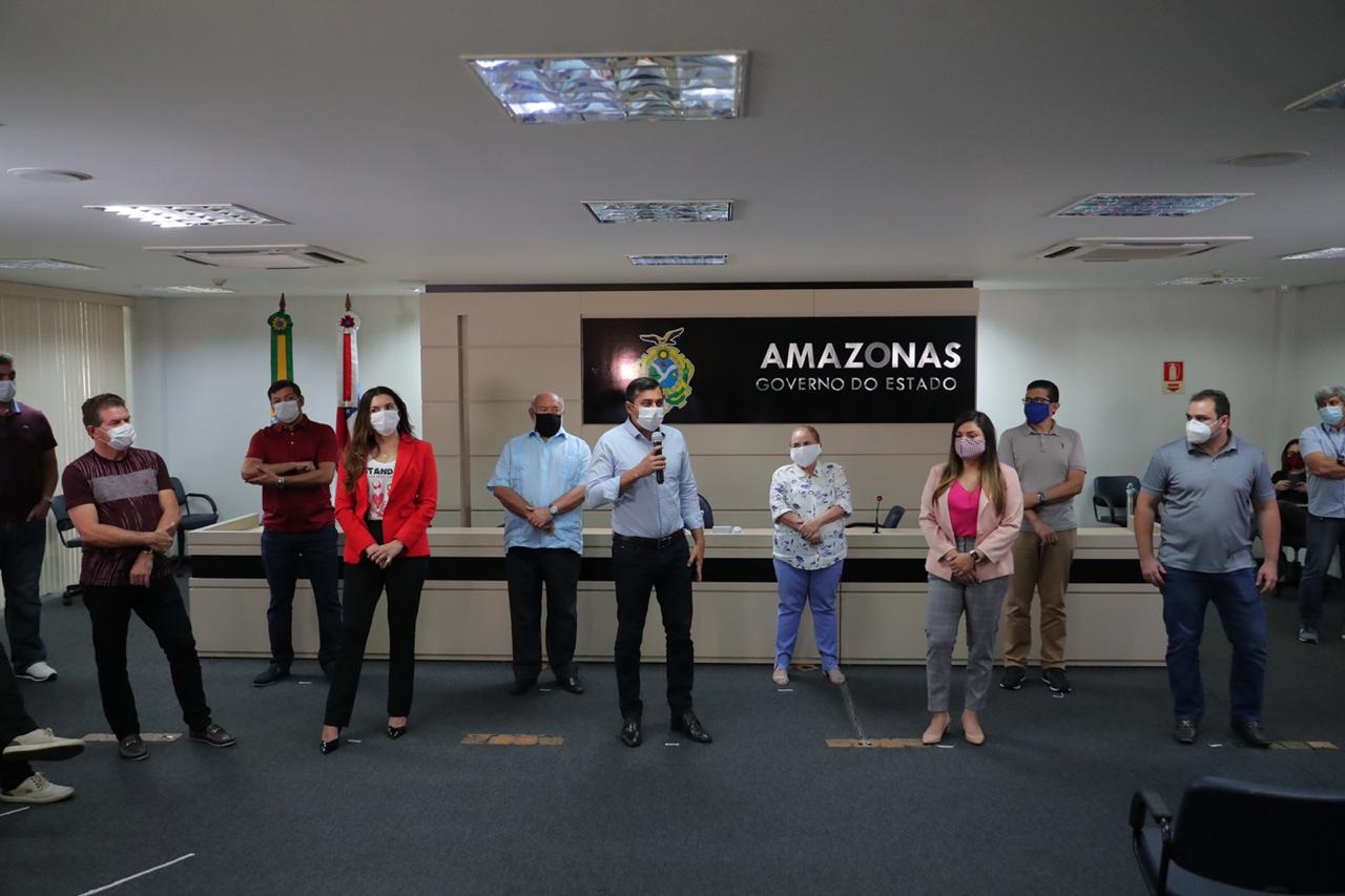 Al&eacute;m da antecipa&ccedil;&atilde;o do d&eacute;cimo, governador garante pagamentos at&eacute; fim do ano