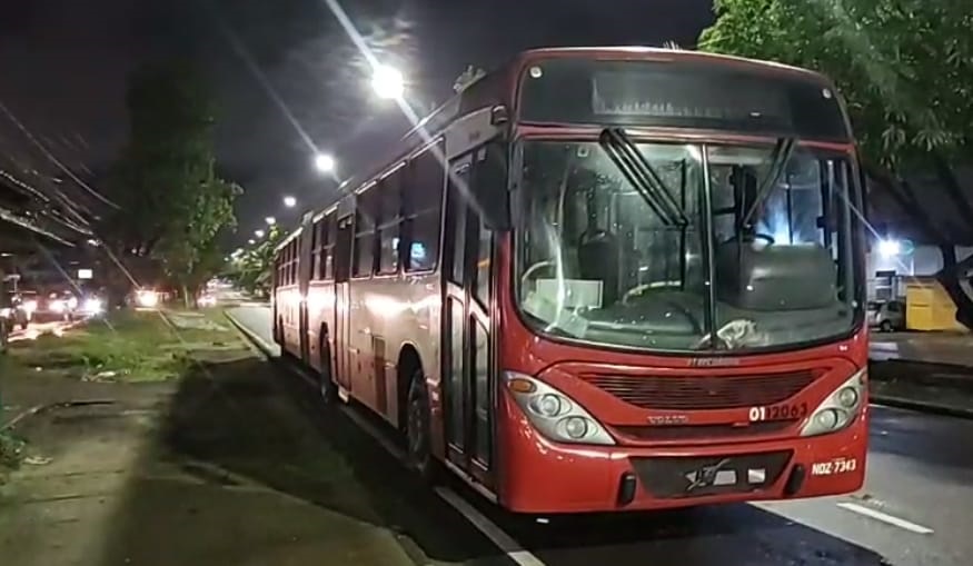Ônibus é alvo de quatro homens armados na Max Teixeira Ônibus é alvo de quatro homens armados na Max Teixeira