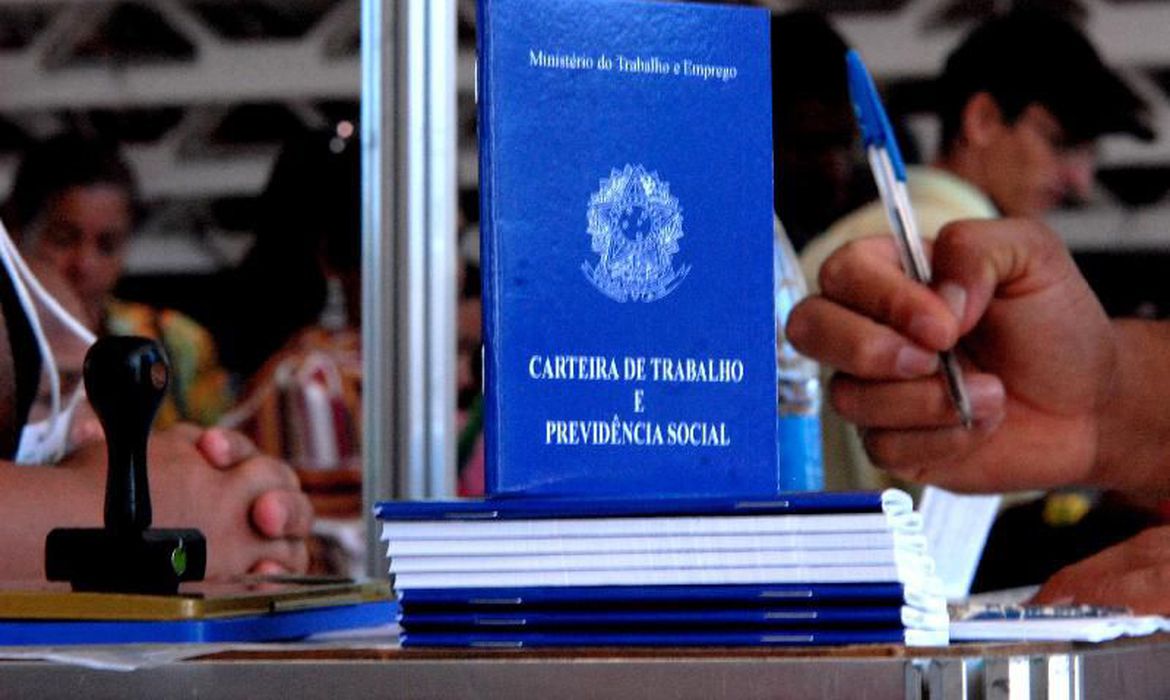 Pedidos de seguro-desemprego chegam a 960 mil em maio Pedidos de seguro-desemprego chegam a 960 mil em maio