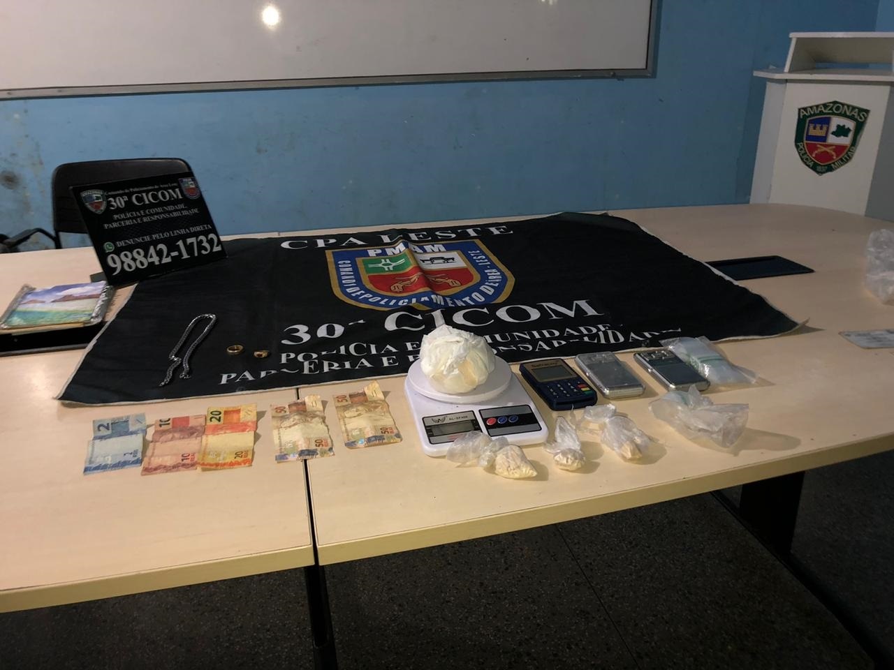 PMs prendem homem que vendia drogas no cartão de débito e crédito na Cidade de Deus PMs prendem homem que vendia drogas no cartão de débito e crédito na Cidade de Deus