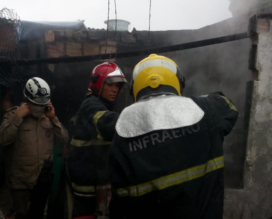 Criança morta em incêndio sofreu diversas queimaduras; veja fotos Criança morta em incêndio sofreu diversas queimaduras; veja fotos