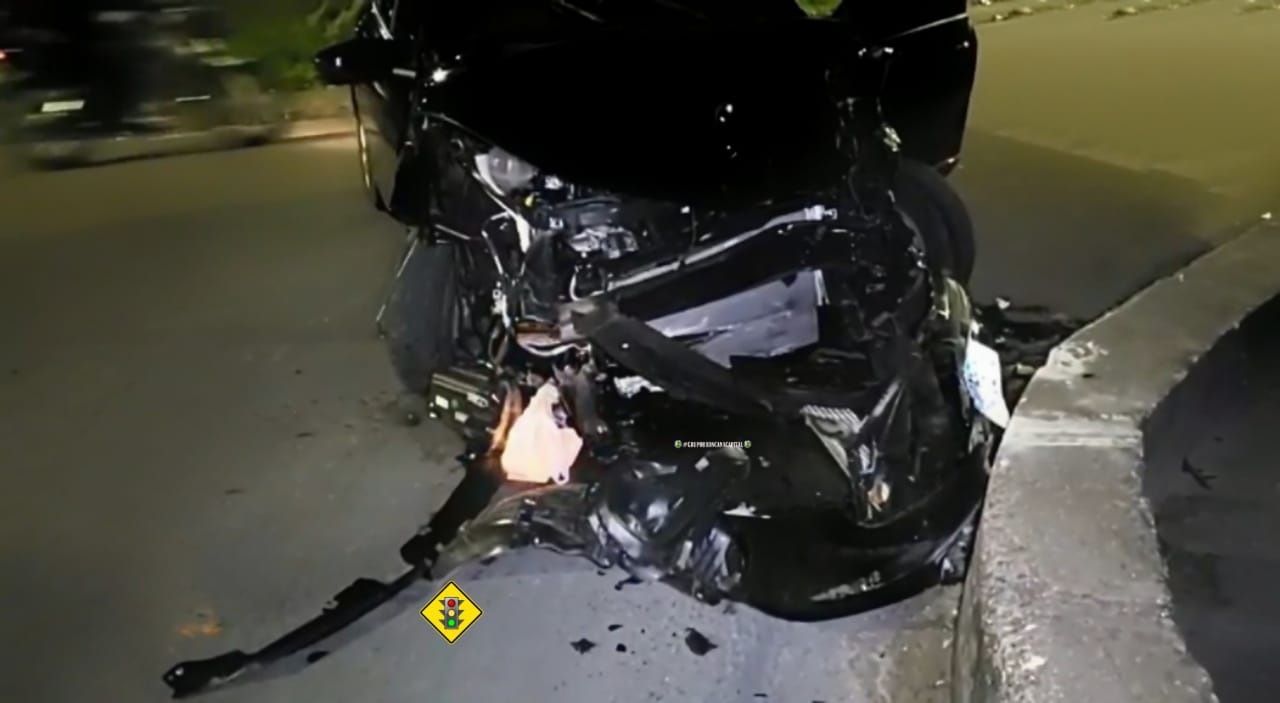 Mulher fica ferida em acidente de trânsito na zona Norte; carro teve perda total Mulher fica ferida em acidente de trânsito na zona Norte; carro teve perda total