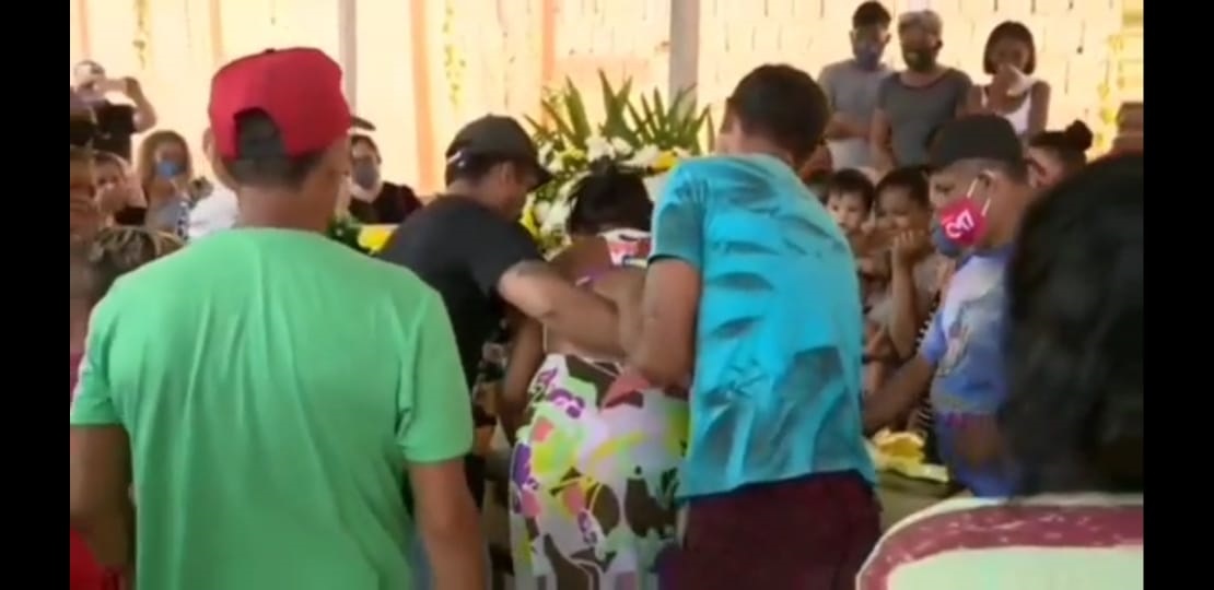 Mãe de criança que morreu em incêndio tem liberdade concedida e vai ao velório do filho Mãe de criança que morreu em incêndio tem liberdade concedida e vai ao velório do filho