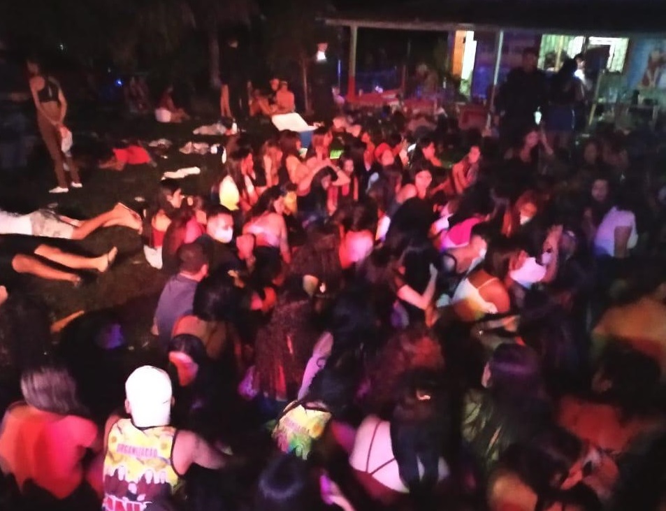 Descumprindo quarentena, festa particular com 1.000 pessoas é interrompida e arma apreendida Descumprindo quarentena, festa particular com 1.000 pessoas é interrompida e arma apreendida