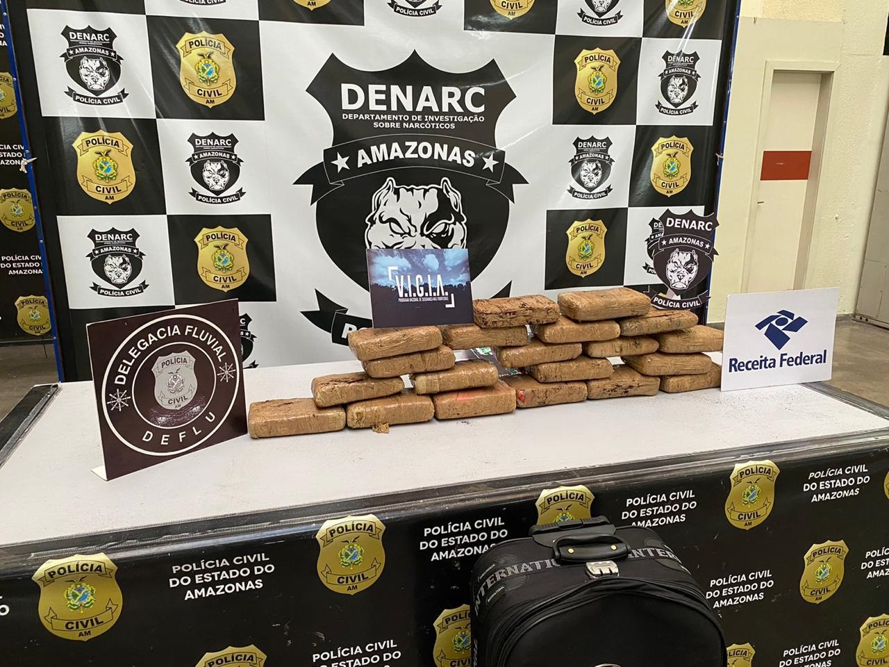 Mulher é presa com 20kg de skunk ao chegar de barco de Coari Mulher é presa com 20kg de skunk ao chegar de barco de Coari