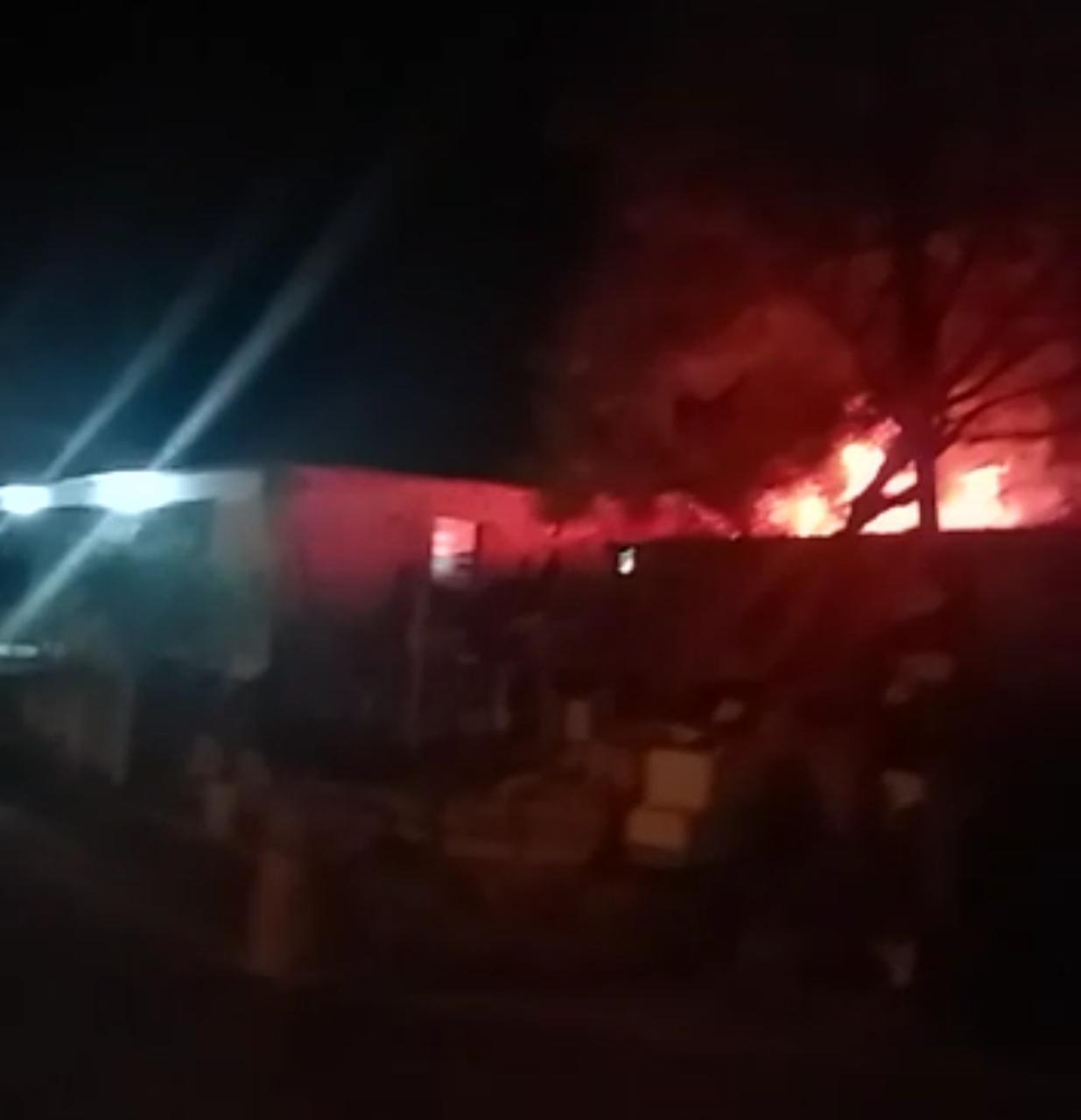 Casa usada como depósito de sucatas é consumida por incêndio no João Paulo Casa usada como depósito de sucatas é consumida por incêndio no João Paulo
