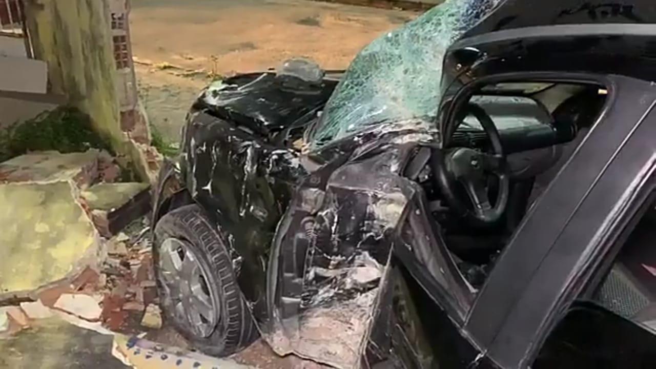 Para n&atilde;o atropelar crian&ccedil;a, motorista joga carro contra muro no Raiz