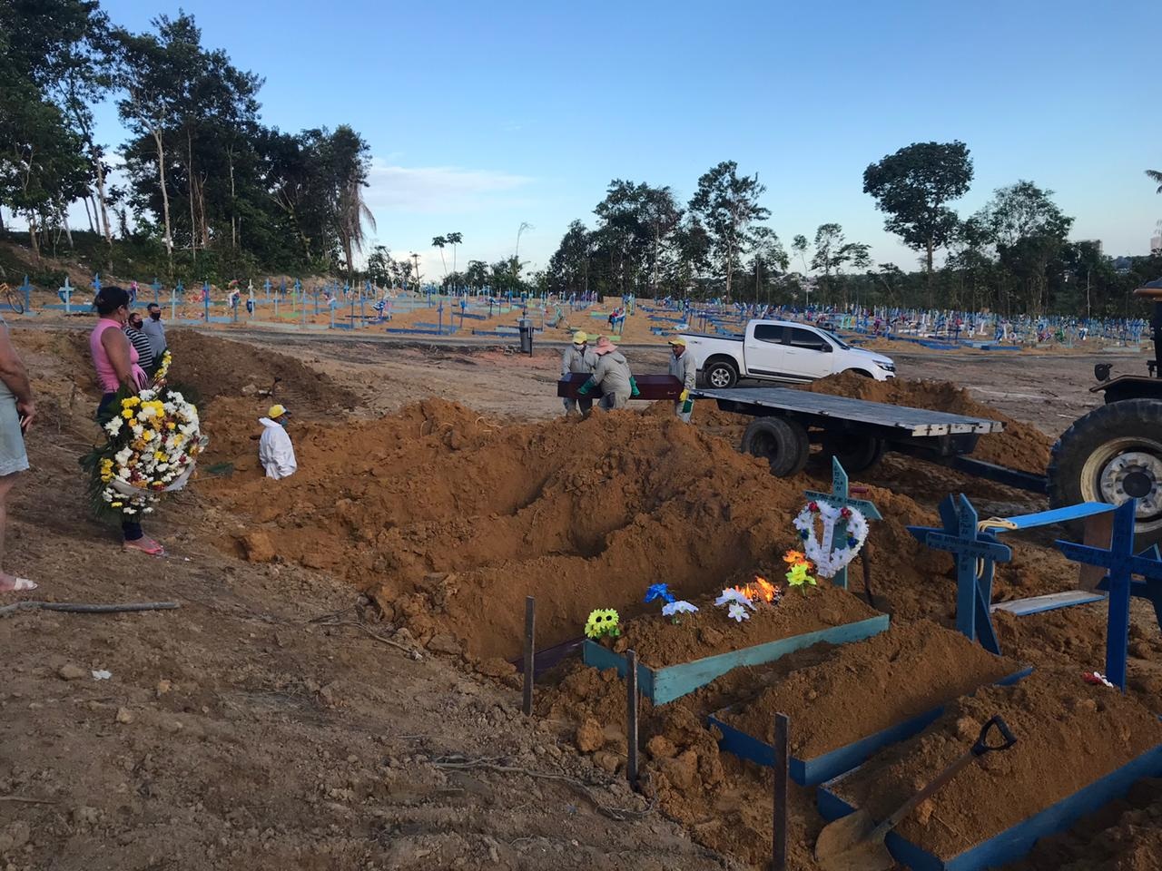 Prefeitura desativa método de sepultamentos em trincheiras Prefeitura desativa método de sepultamentos em trincheiras