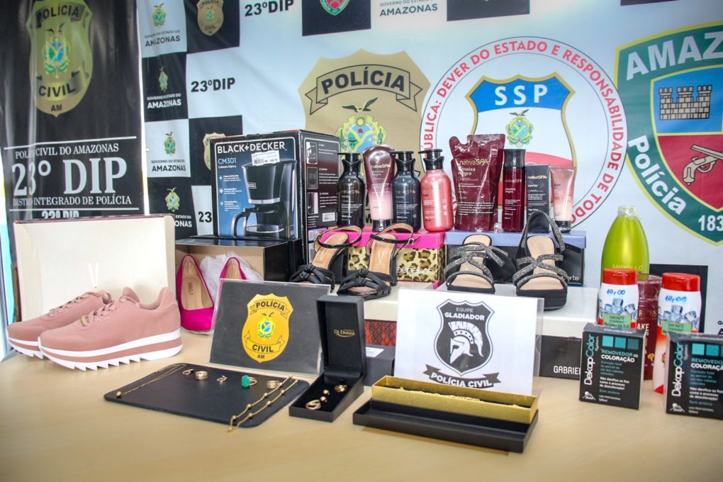 Mãe e filha são presas por golpes com cartões clonados e PC recupera R$ 25 mil de joalheria Mãe e filha são presas por golpes com cartões clonados e PC recupera R$ 25 mil de joalheria