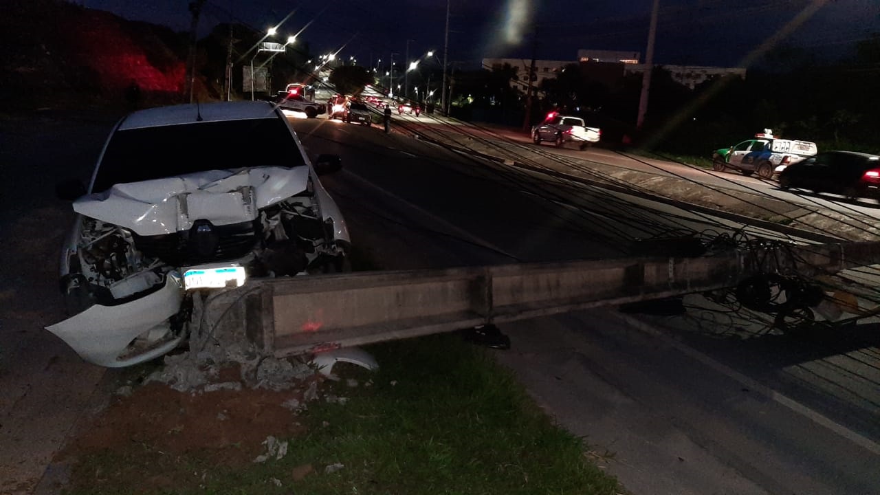 Motorista de aplicativo perde controle e bate em poste; via fica interditada na Torquato Motorista de aplicativo perde controle e bate em poste; via fica interditada na Torquato
