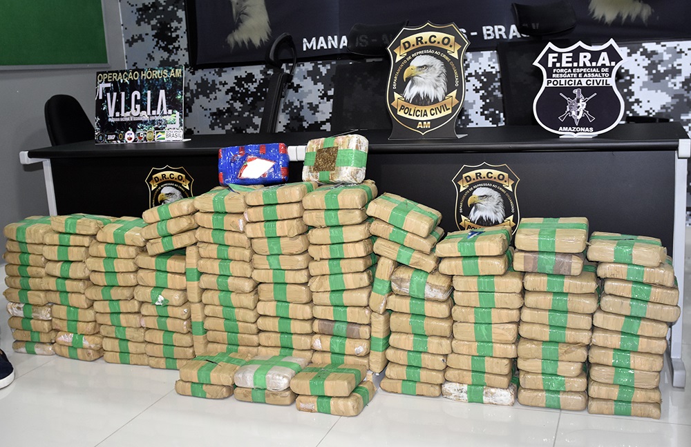 Ap&oacute;s 18h de campana, PC prende 4 homens que transportavam 133kg de droga