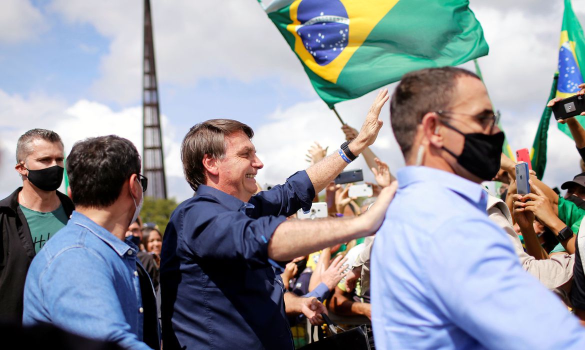 Juiz federal impõe uso de máscara ao presidente em locais públicos Juiz federal impõe uso de máscara ao presidente em locais públicos