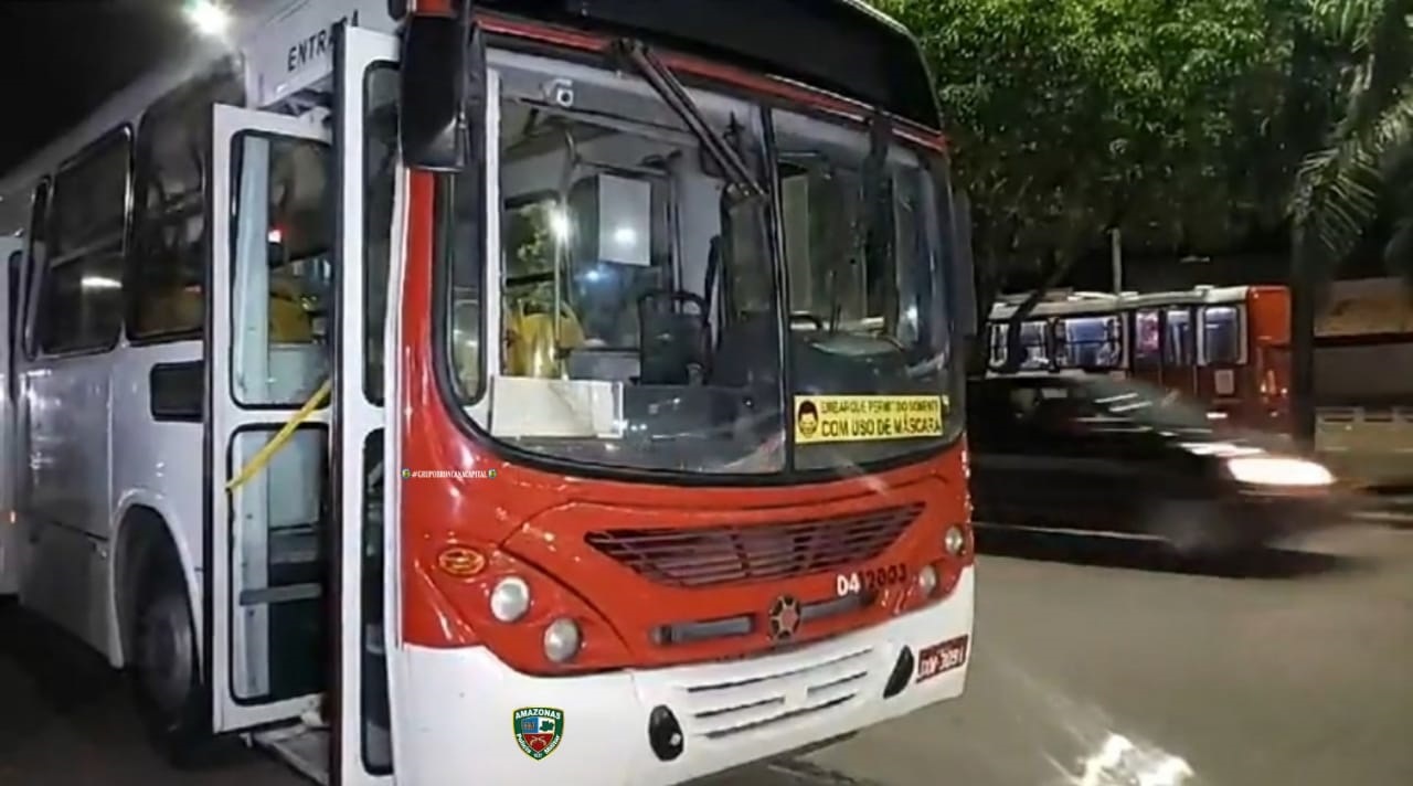 Trio violento e armado rouba ônibus na avenida Torquato Tapajós Trio violento e armado rouba ônibus na avenida Torquato Tapajós