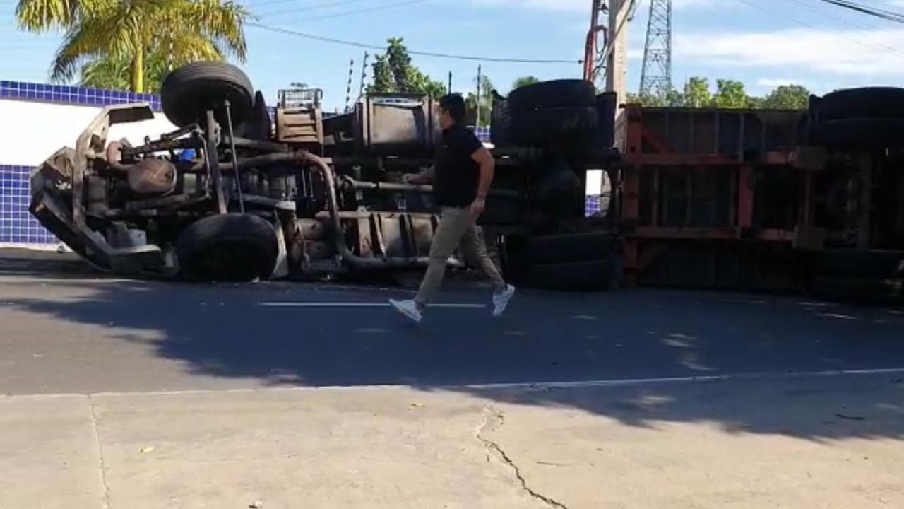 Carreta tomba na Ephigênio Salles e complica trânsito perto de motel Carreta tomba na Ephigênio Salles e complica trânsito perto de motel