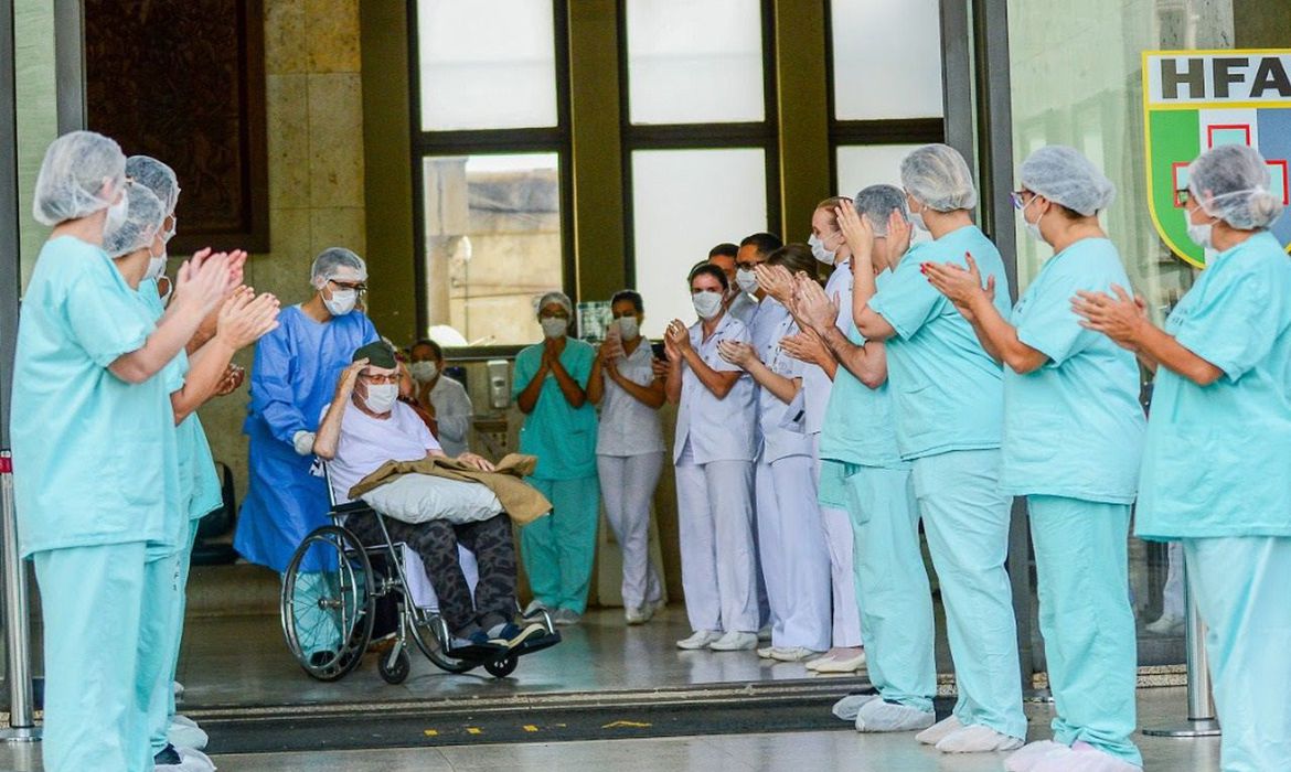 Brasil assume primeiro lugar em número de recuperados Brasil assume primeiro lugar em número de recuperados