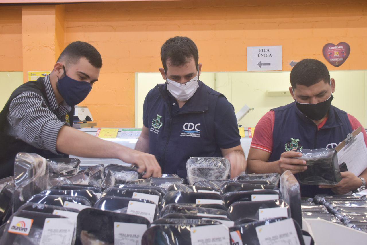 Carne vencida e produtos fora da validade são inutilizados em supermercado na Compensa Carne vencida e produtos fora da validade são inutilizados em supermercado na Compensa
