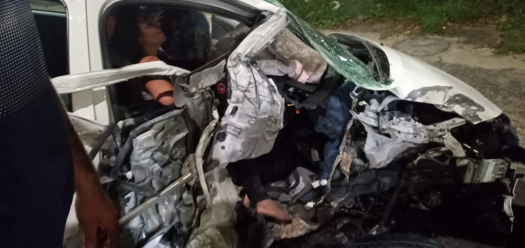 Carro bate em poste e mulher tem perna fraturada na Constantino Nery Carro bate em poste e mulher tem perna fraturada na Constantino Nery