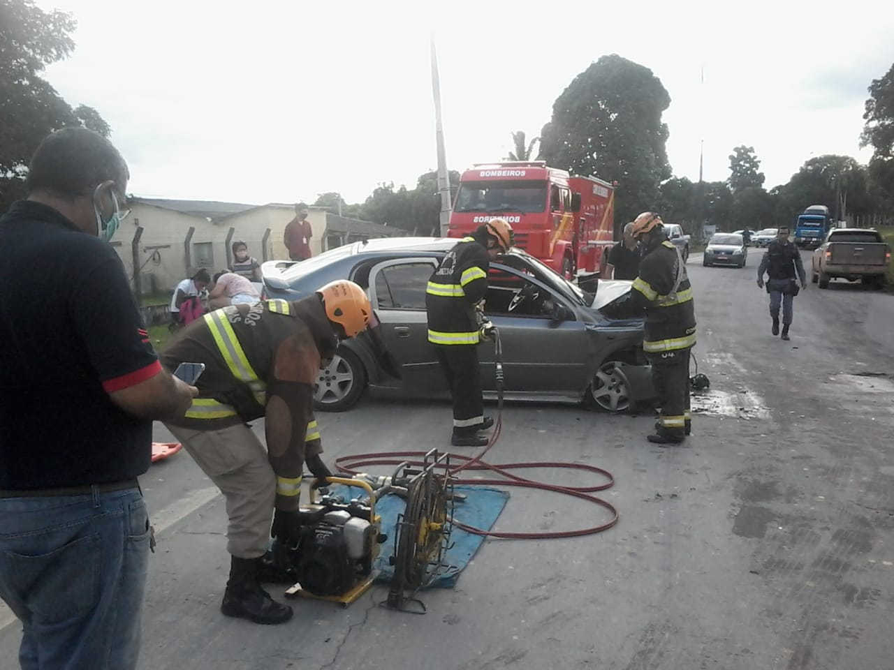 Colis&atilde;o entre dois carros deixa 4 pessoas feridas na AM-010
