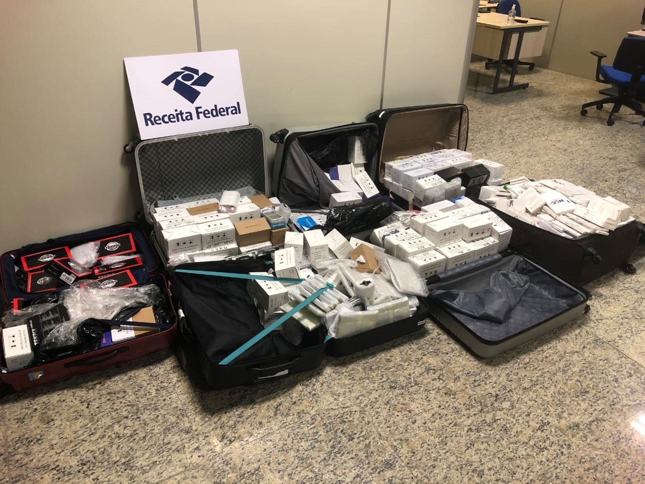 Receita faz o 'rapa' e apreende 7 malas no aeroporto com mercadorias irregulares
