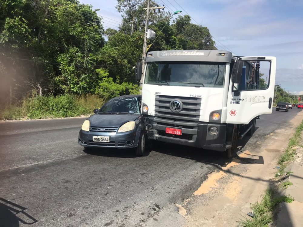 Mulher bate em caminh&atilde;o no Distrito Industrial e fica ferida